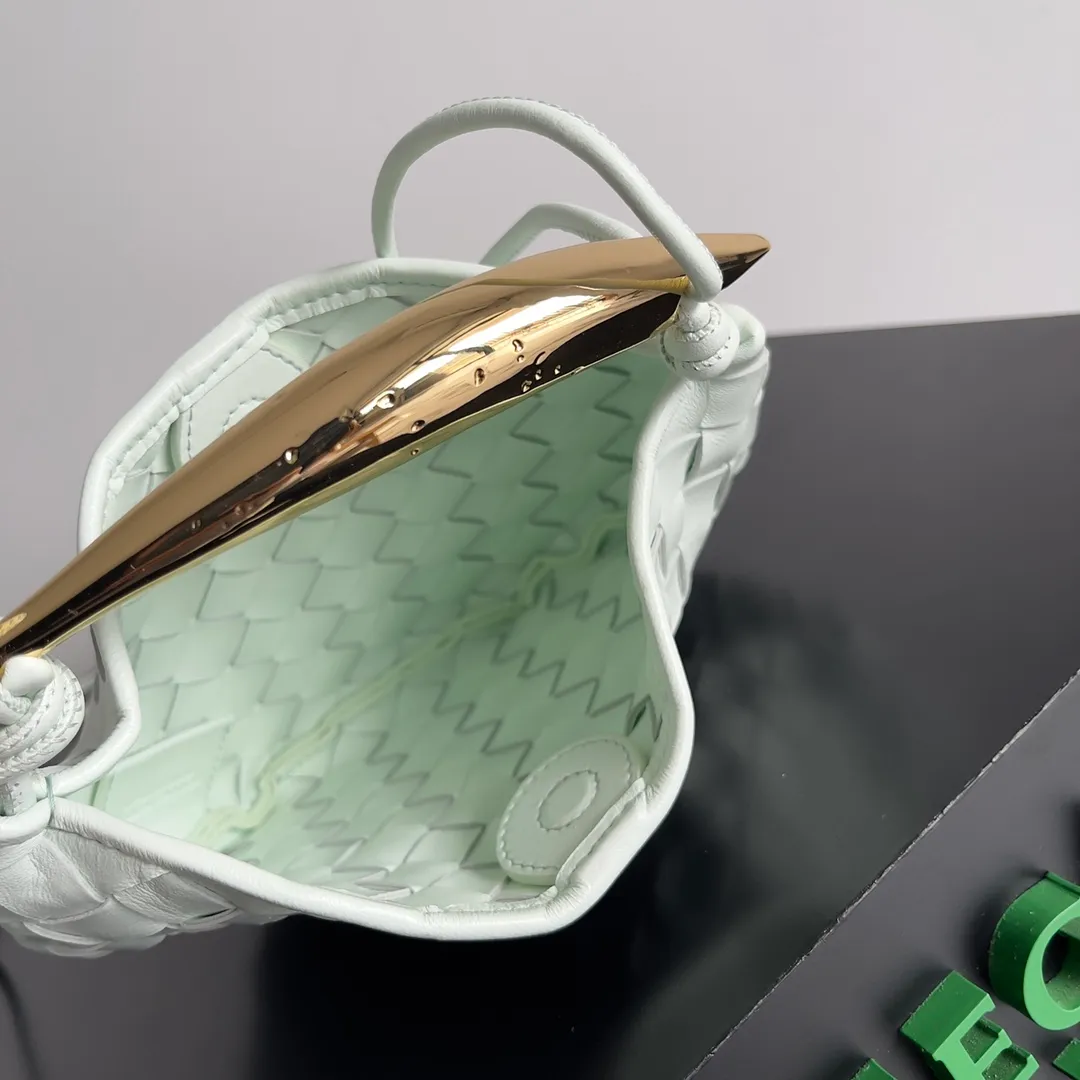 Batch of 1260 BV Mini Sardine is coming‼ ️Super high-end, stainless steel hardware + 24k real gold plating process, fish scales (concave and convex positions) are the finishing touch, the sardine bag that can be carried cross-body is completely beautiful to the heart. The metal element handle and the weaving are perfectly combined to completely integrate the artistic sense and elegance and fashion. It is really like a work of art🏺The large size is elegant, the small size is exquisite and cute, a must-have item for fashionistas, and the details are perfectly reproduced. Style number: 744267 Size 20*12*2.5